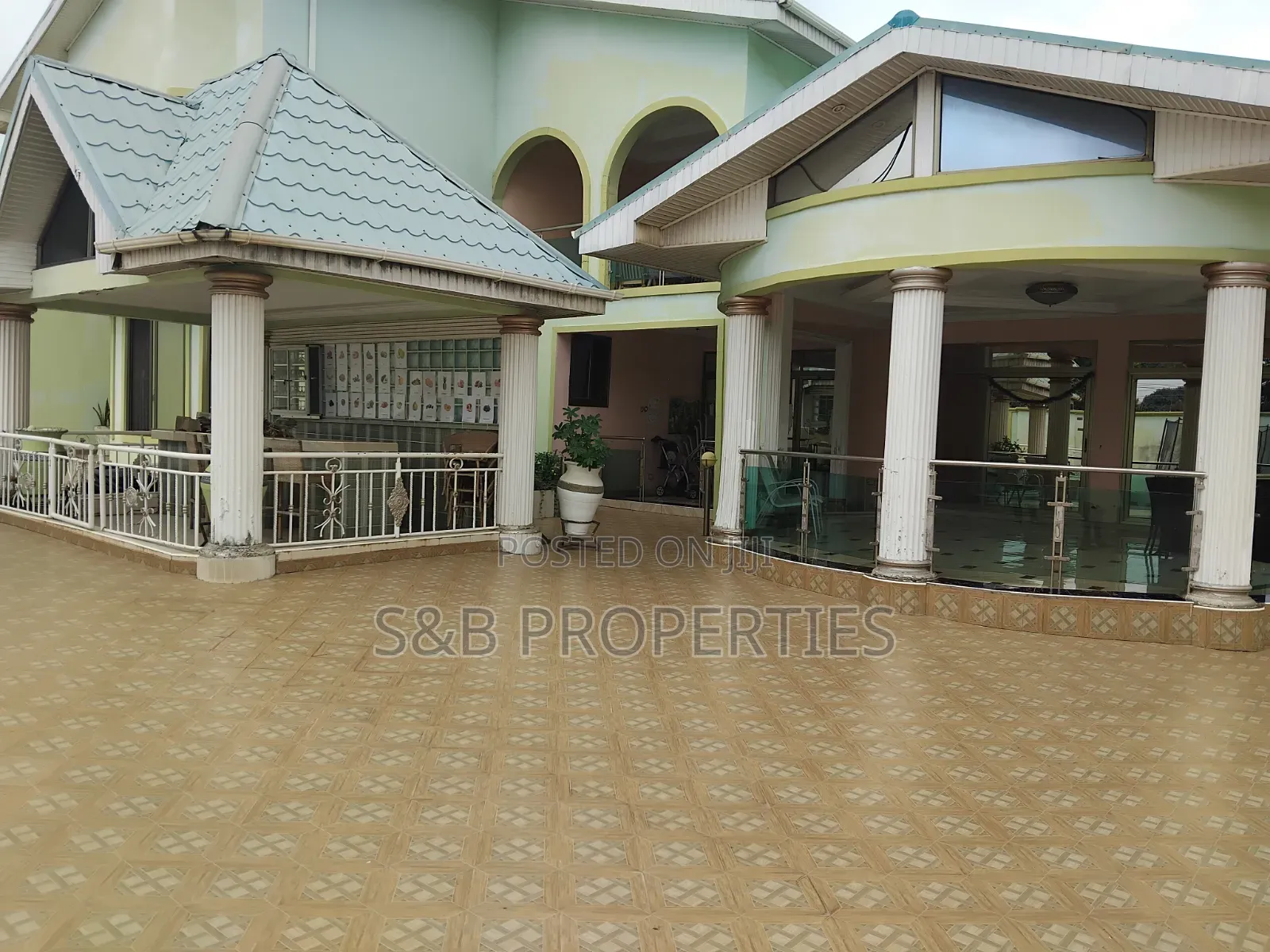 9bdrm Mansion in North Legon for sale in North Legon