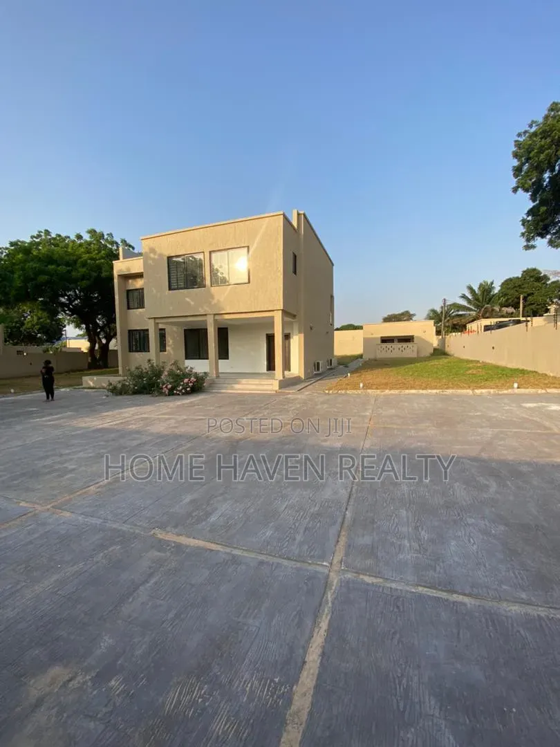 4bdrm House in Labone, Coffee Shop Area for rent in Coffee Shop Area