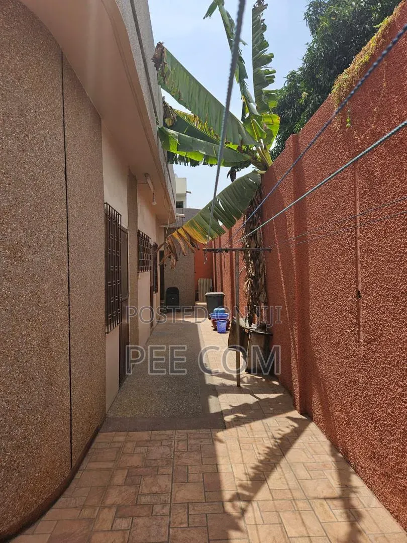 7bdrm House in School Area for sale in School Area