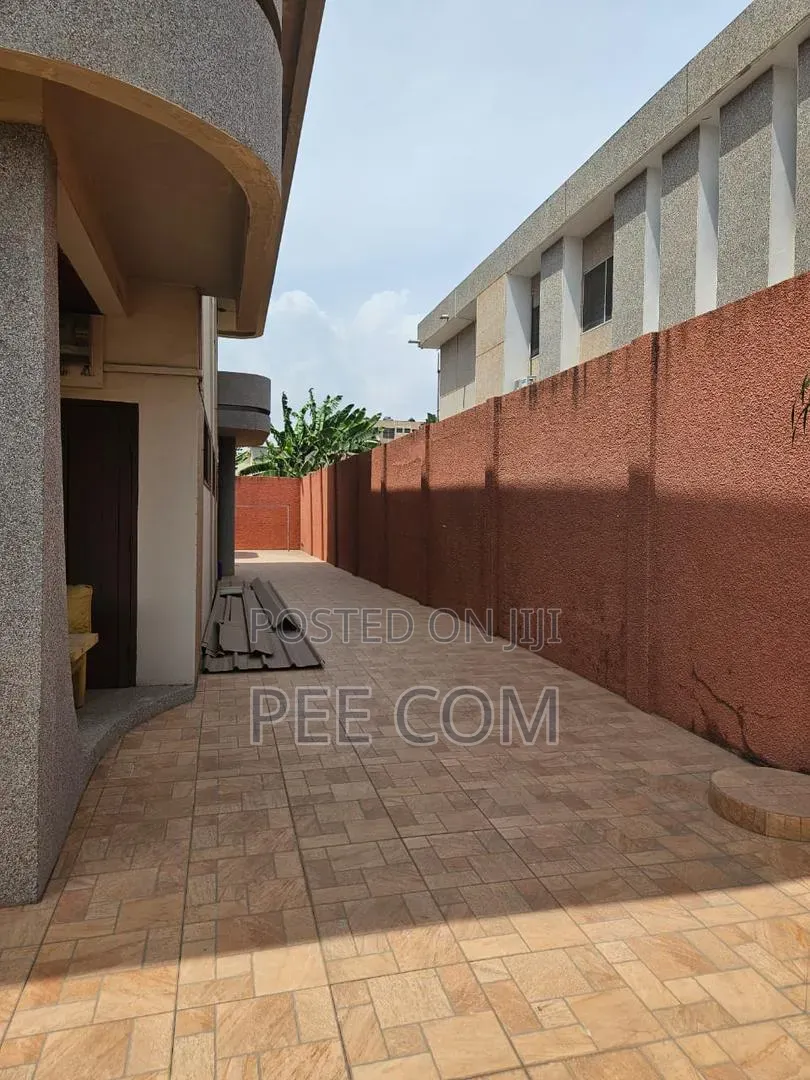 7bdrm House in School Area for sale in School Area