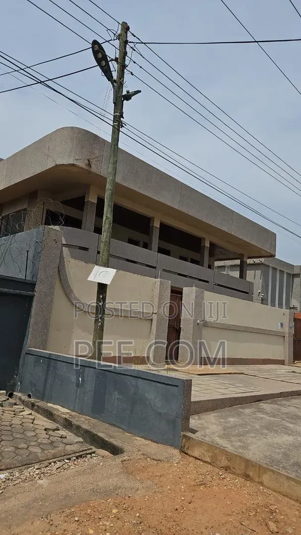 7bdrm House in School Area for sale in School Area
