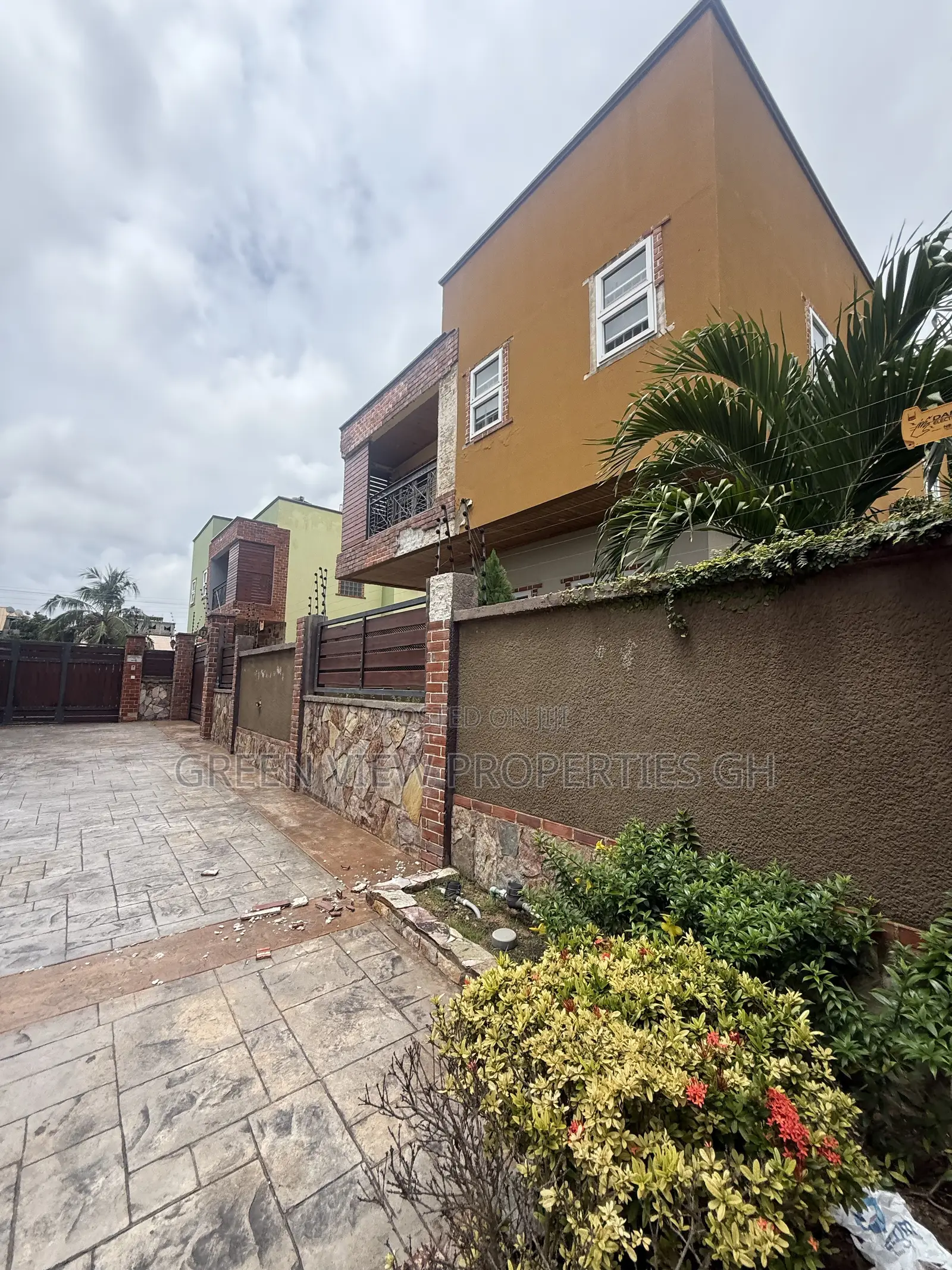 4bdrm Duplex in West Hills Mall Area for sale in West Hills Mall Area