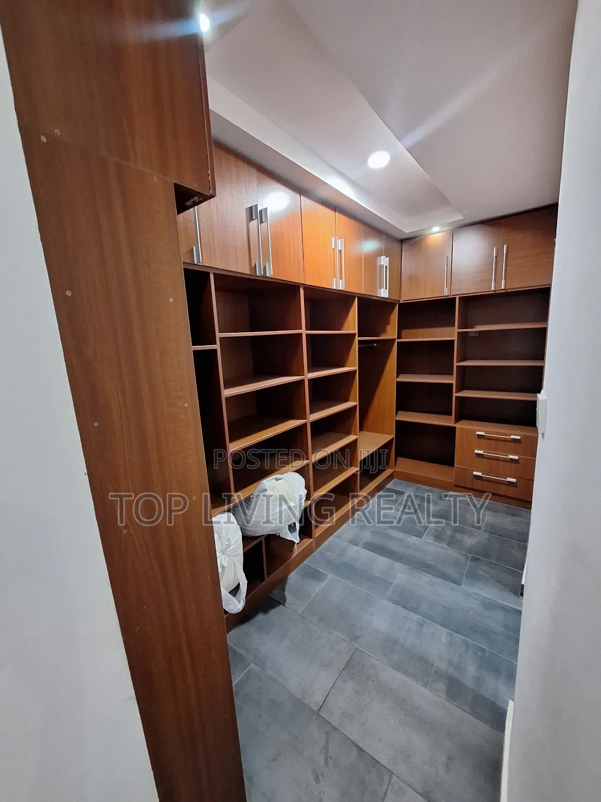 Furnished 3bdrm Townhouse / Terrace in Legon Hills, Ashaley Botwe in Ashaley Botwe