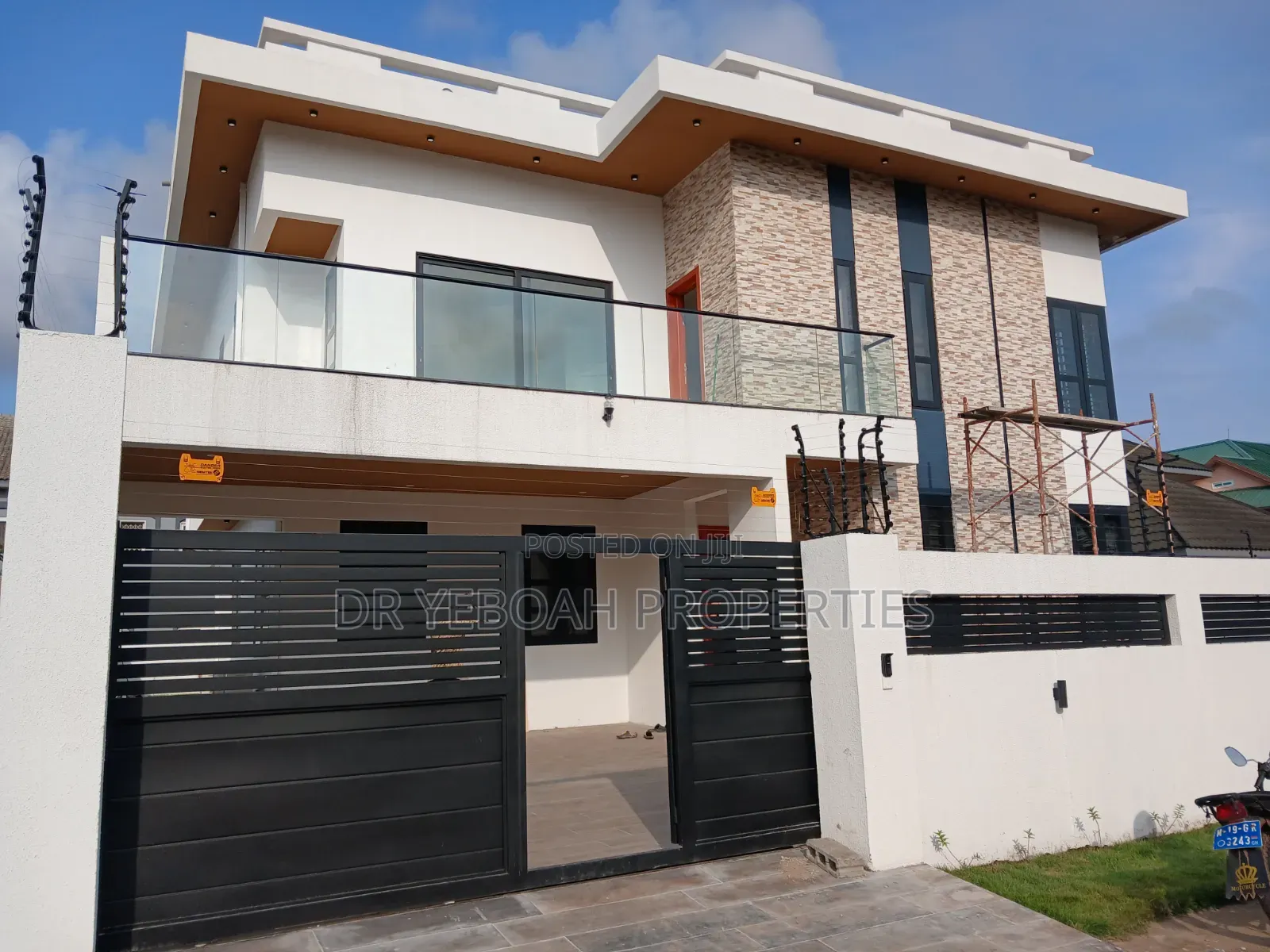 5bdrm Duplex in Spintex Road Manet:- for rent in Manet Junction