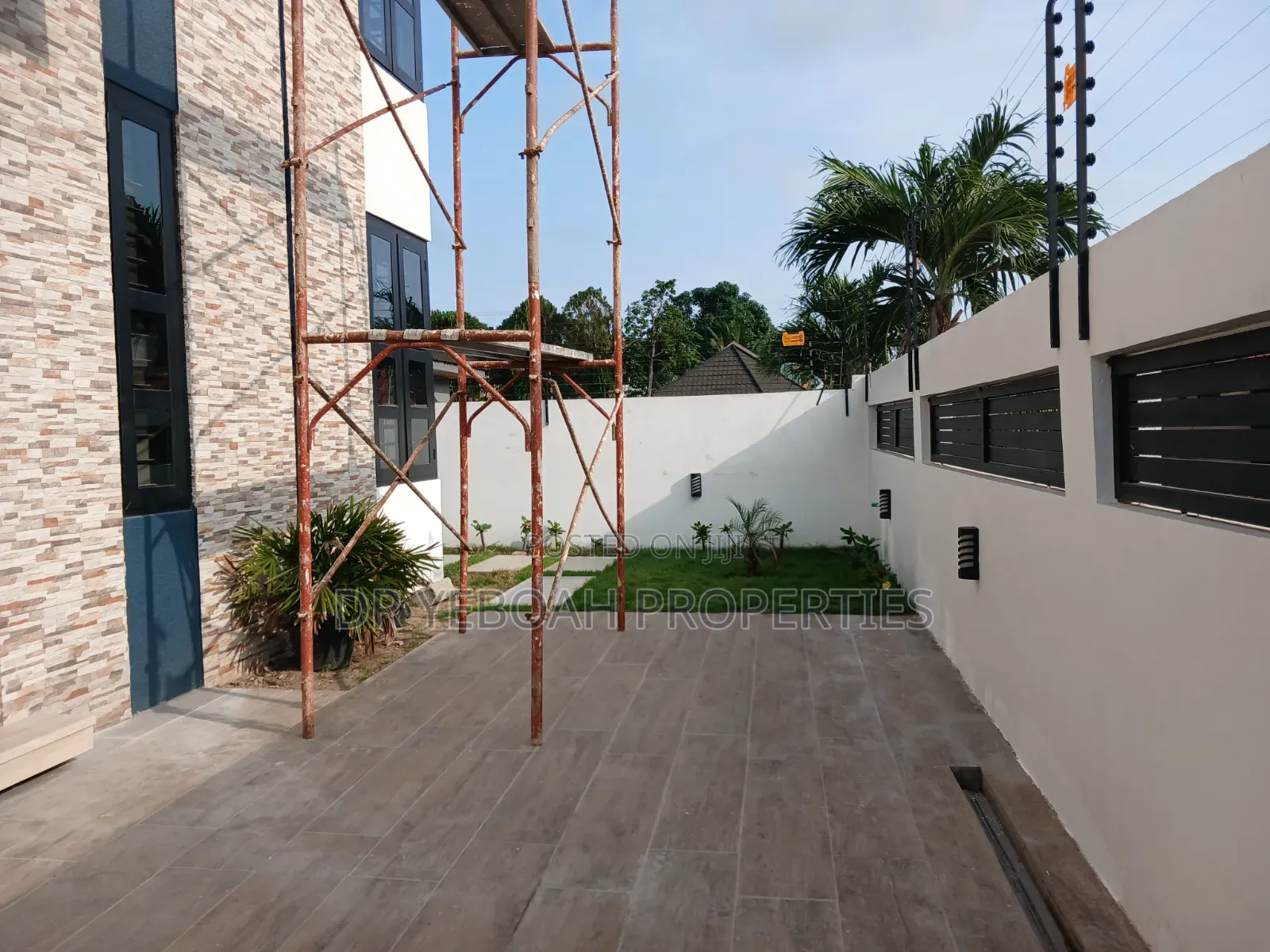 5bdrm Duplex in Spintex Road Manet:- for rent in Manet Junction