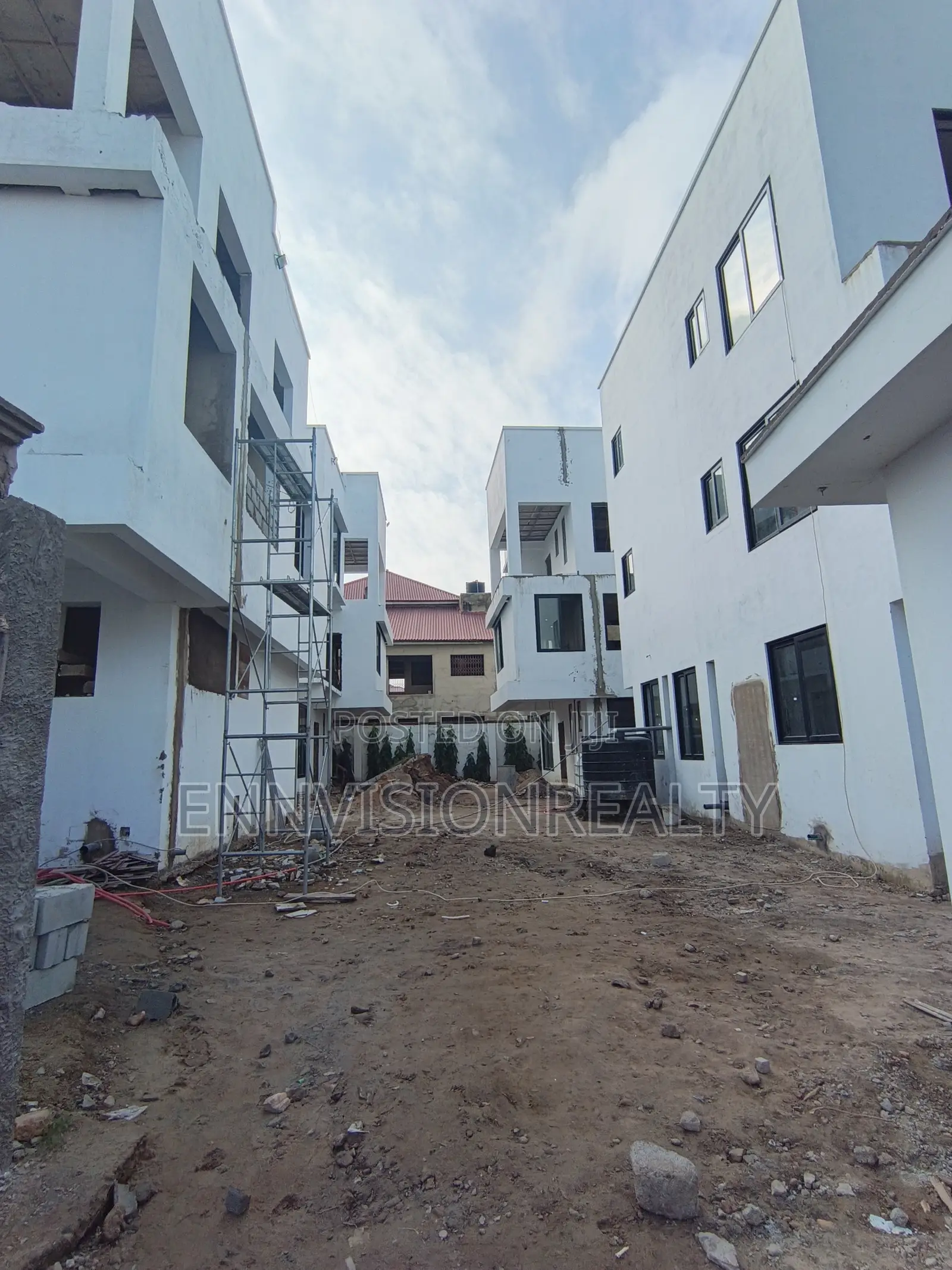 4bdrm Townhouse/Terrace in 4 Oakville, Accra Metropolitan for sale in Accra Metropolitan