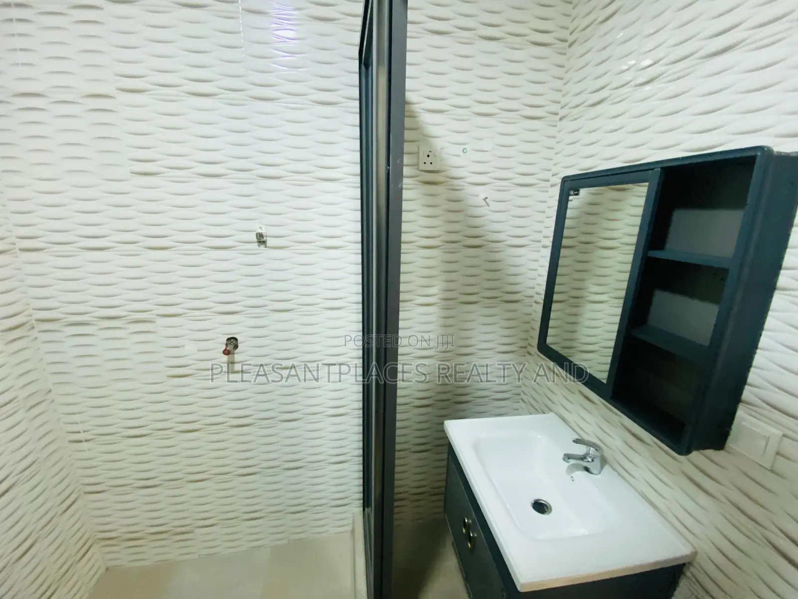2bdrm Apartment in Pleasantplaces And, Dzorwulu for rent in Dzorwulu