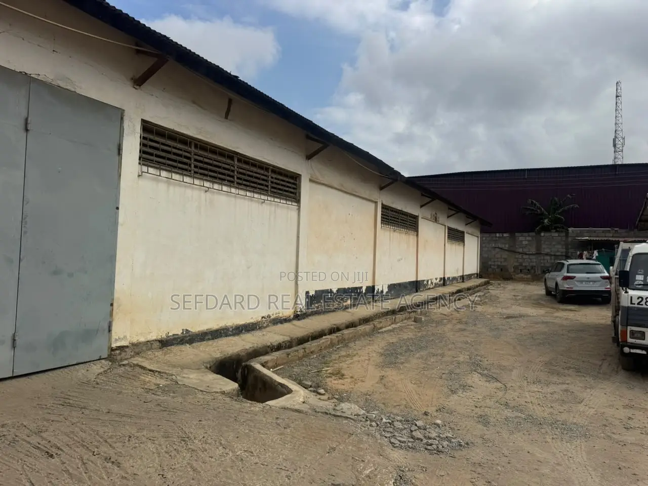 Warehouse for Rent. in Mile 7