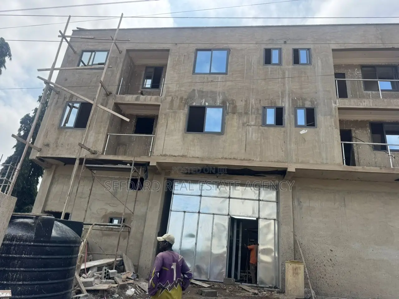500 SQM Warehouse With 2 Units of 2bedroom Apartment in Achimota