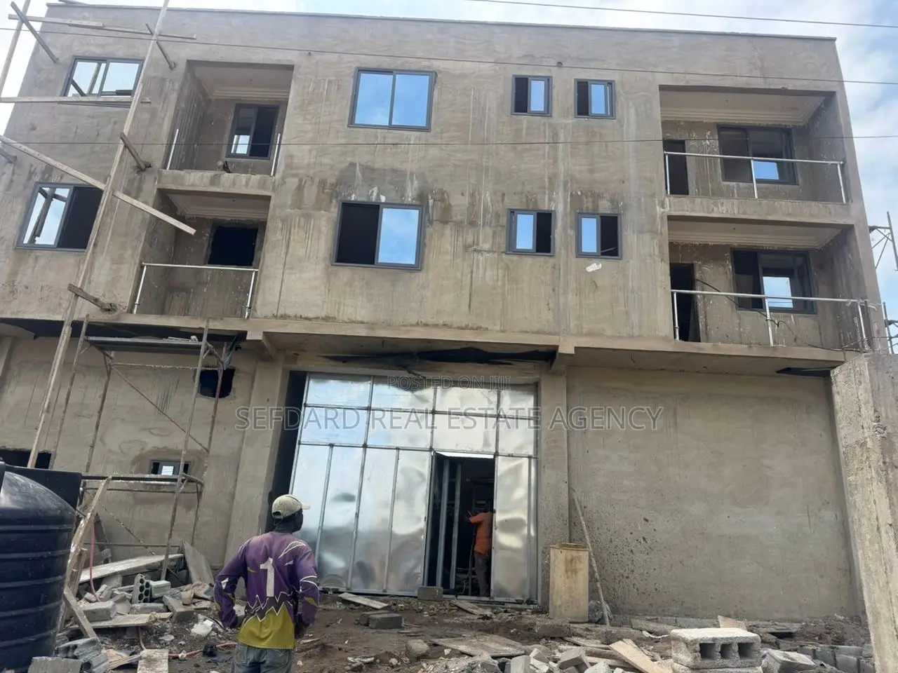 500 SQM Warehouse With 2 Units of 2bedroom Apartment in Achimota