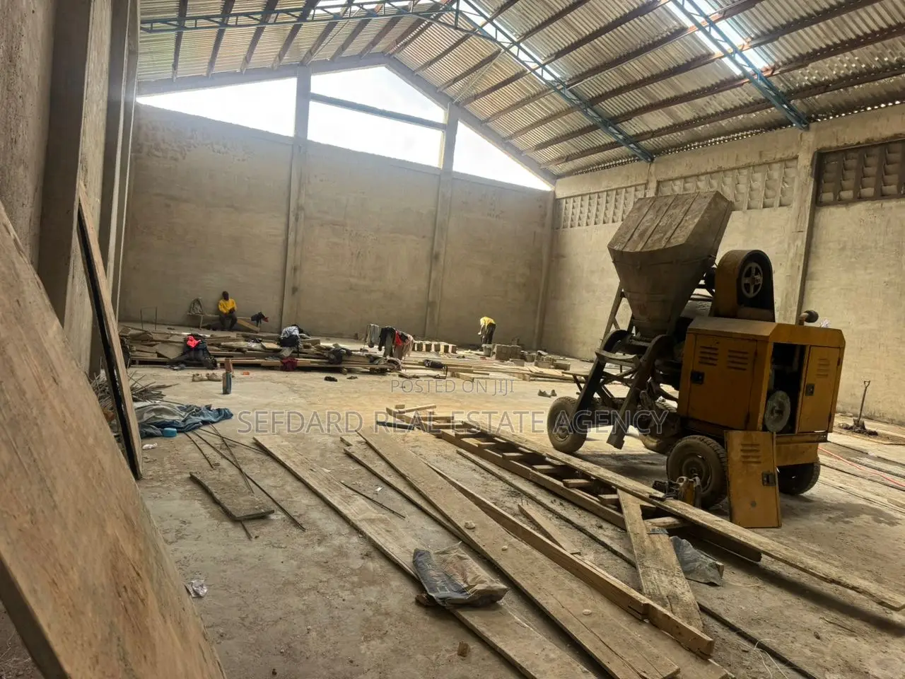 500 SQM Warehouse With 2 Units of 2bedroom Apartment in Achimota