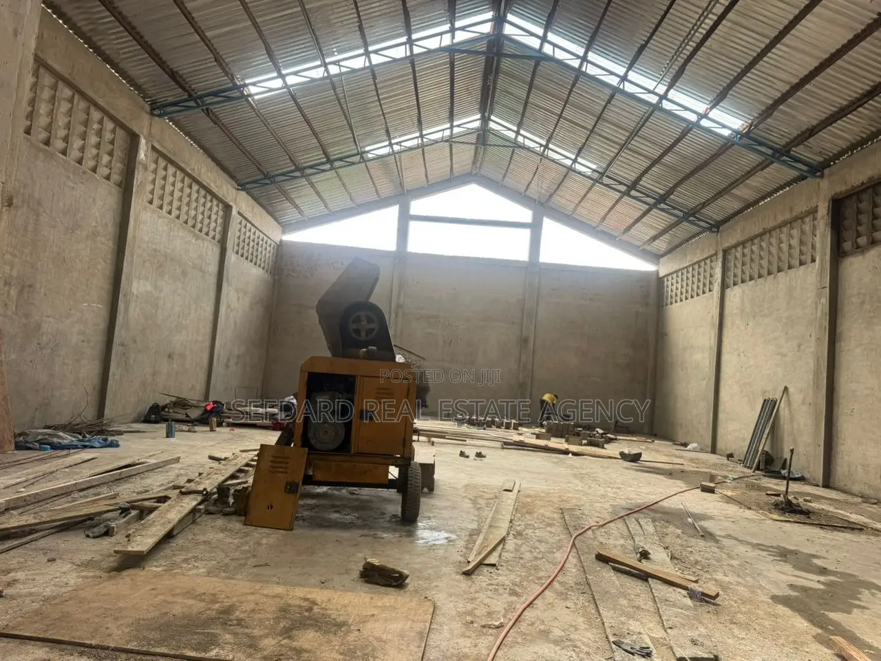 500 SQM Warehouse With 2 Units of 2bedroom Apartment in Achimota