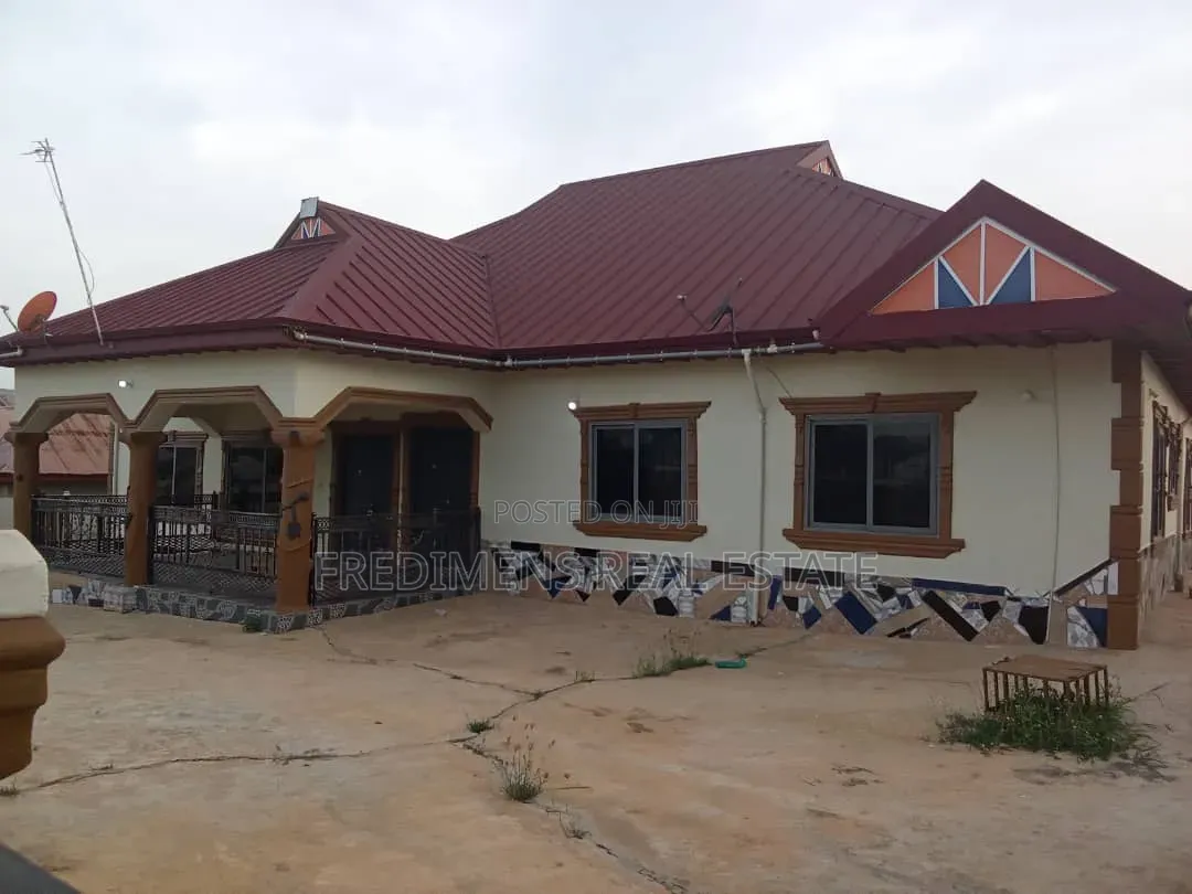 6bdrm House in Fredimens Real, Atwima Kwanwoma for sale in Atwima Kwanwoma