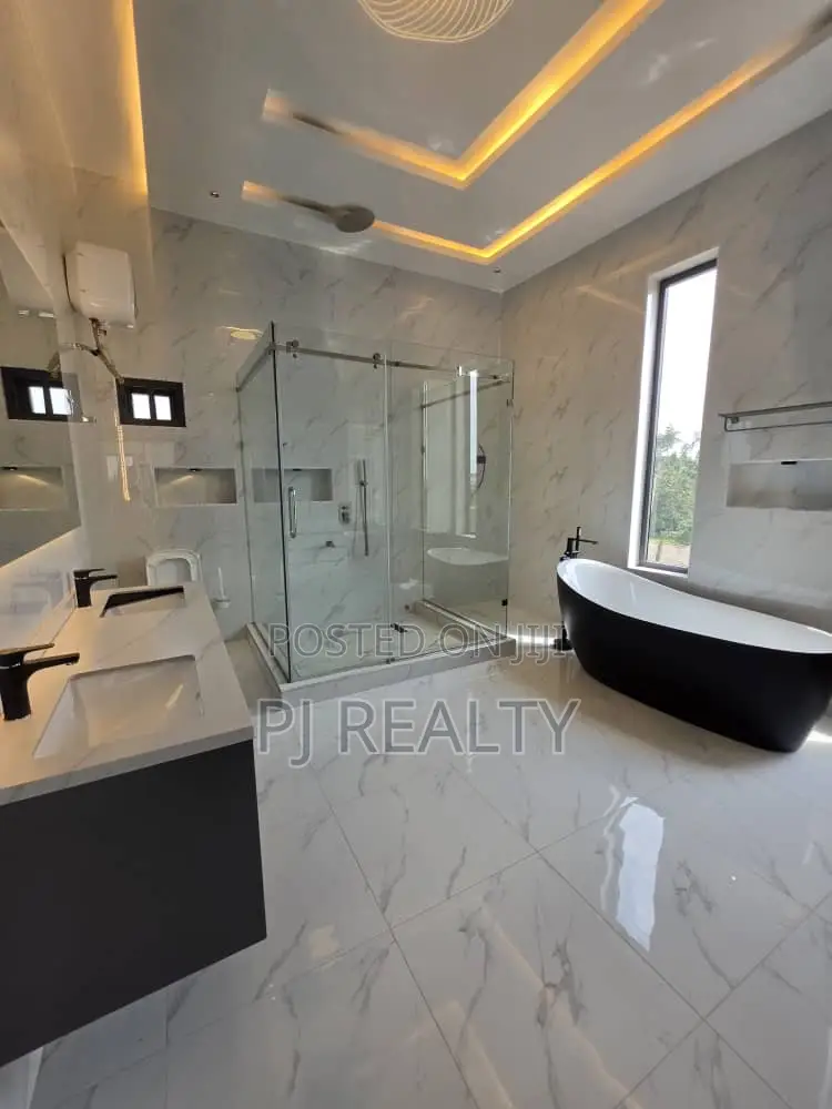 4bdrm House in Adenta for sale in Adenta