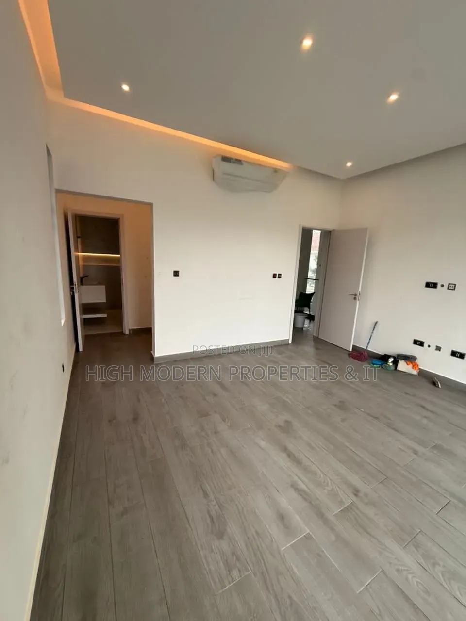 4bdrm Penthouse in Dzorwulu for sale in Dzorwulu