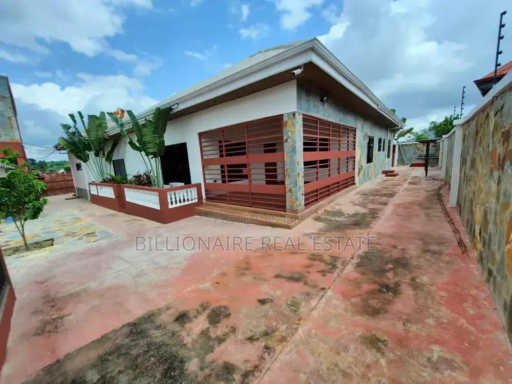 6bdrm Apartment in Aputuogya Abountem, Kumasi Metropolitan for sale in Kumasi Metropolitan