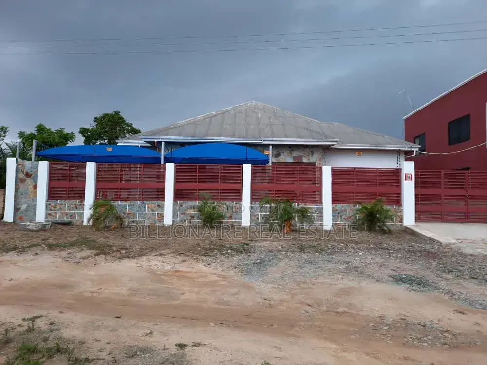 6bdrm Apartment in Aputuogya Abountem, Kumasi Metropolitan for sale in Kumasi Metropolitan