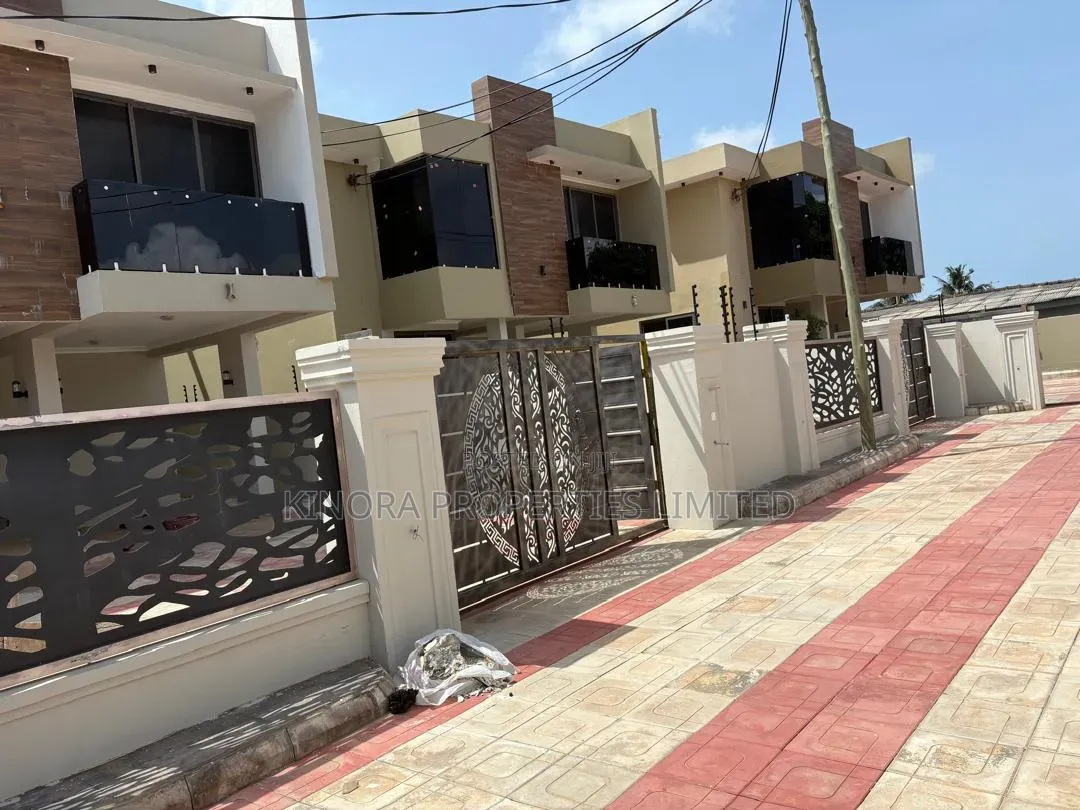 4bdrm Duplex in Tema West- Community, Accra Metropolitan for sale in Accra Metropolitan