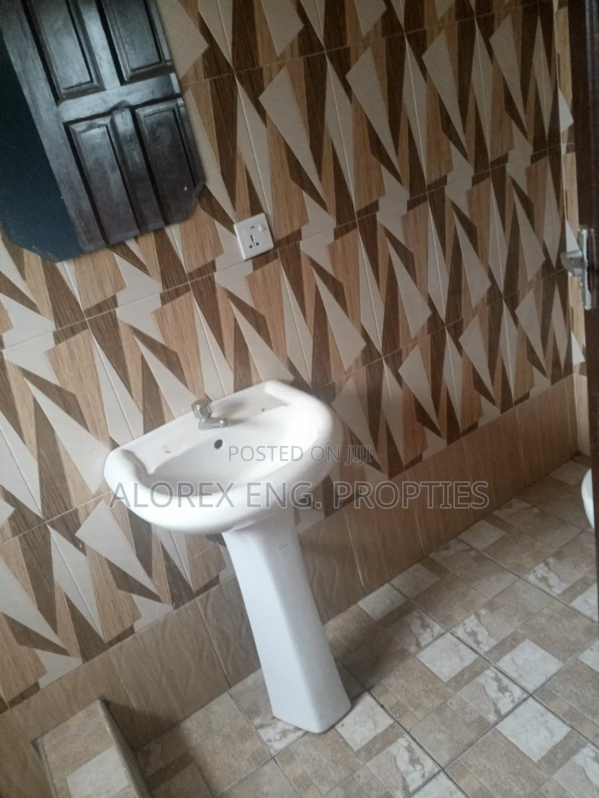 1bdrm Apartment in 2 Washrooms, Adenta, Frafraha for rent in Frafraha