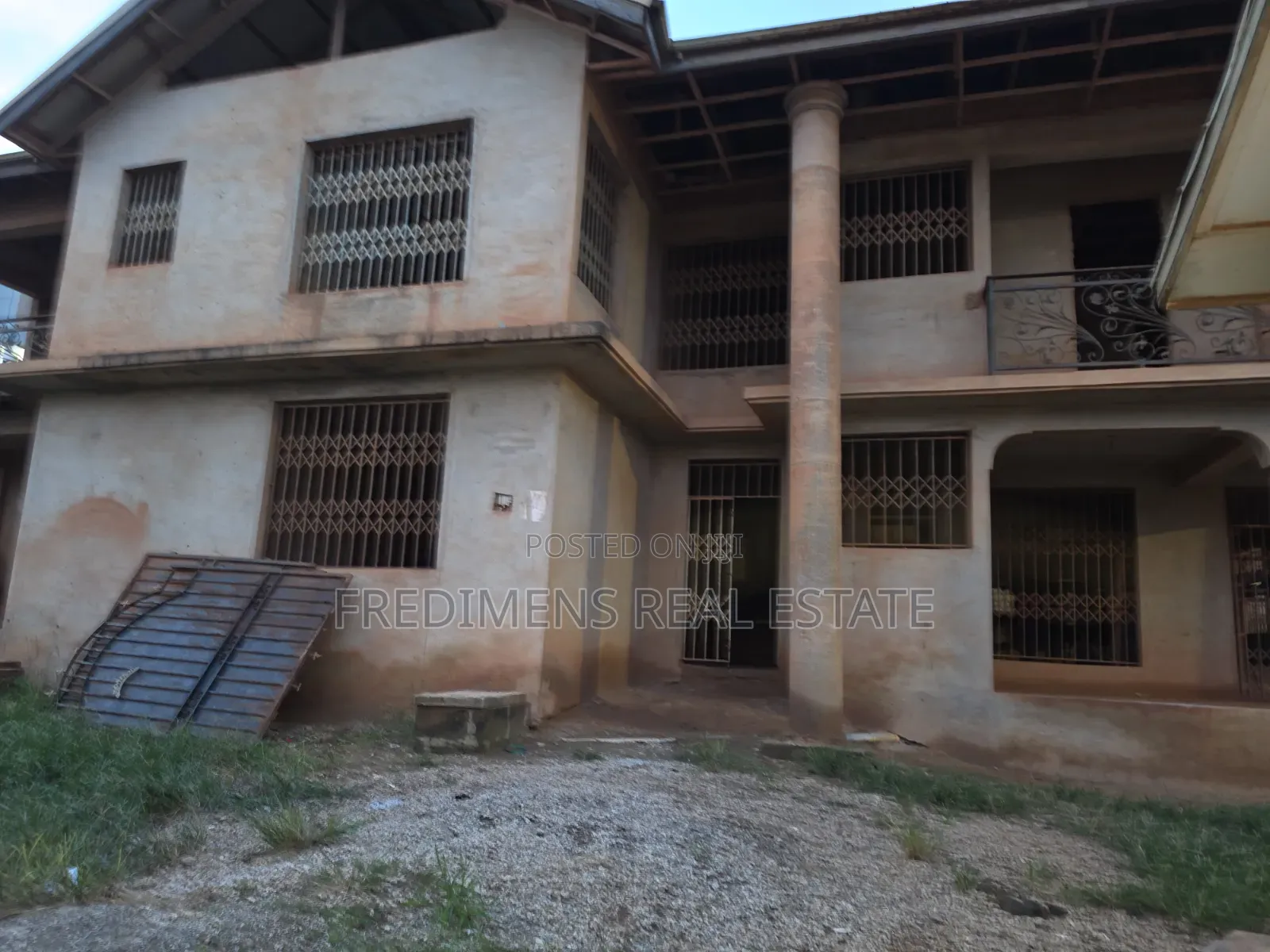 8bdrm House in Fredimens Real, Kumasi Metropolitan for sale in Kumasi Metropolitan