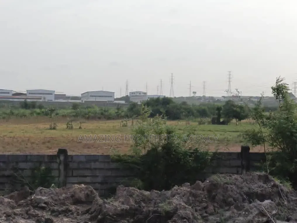 30 Acres of Land Available on the Accra to Tema Motorway Highway in Sakumono