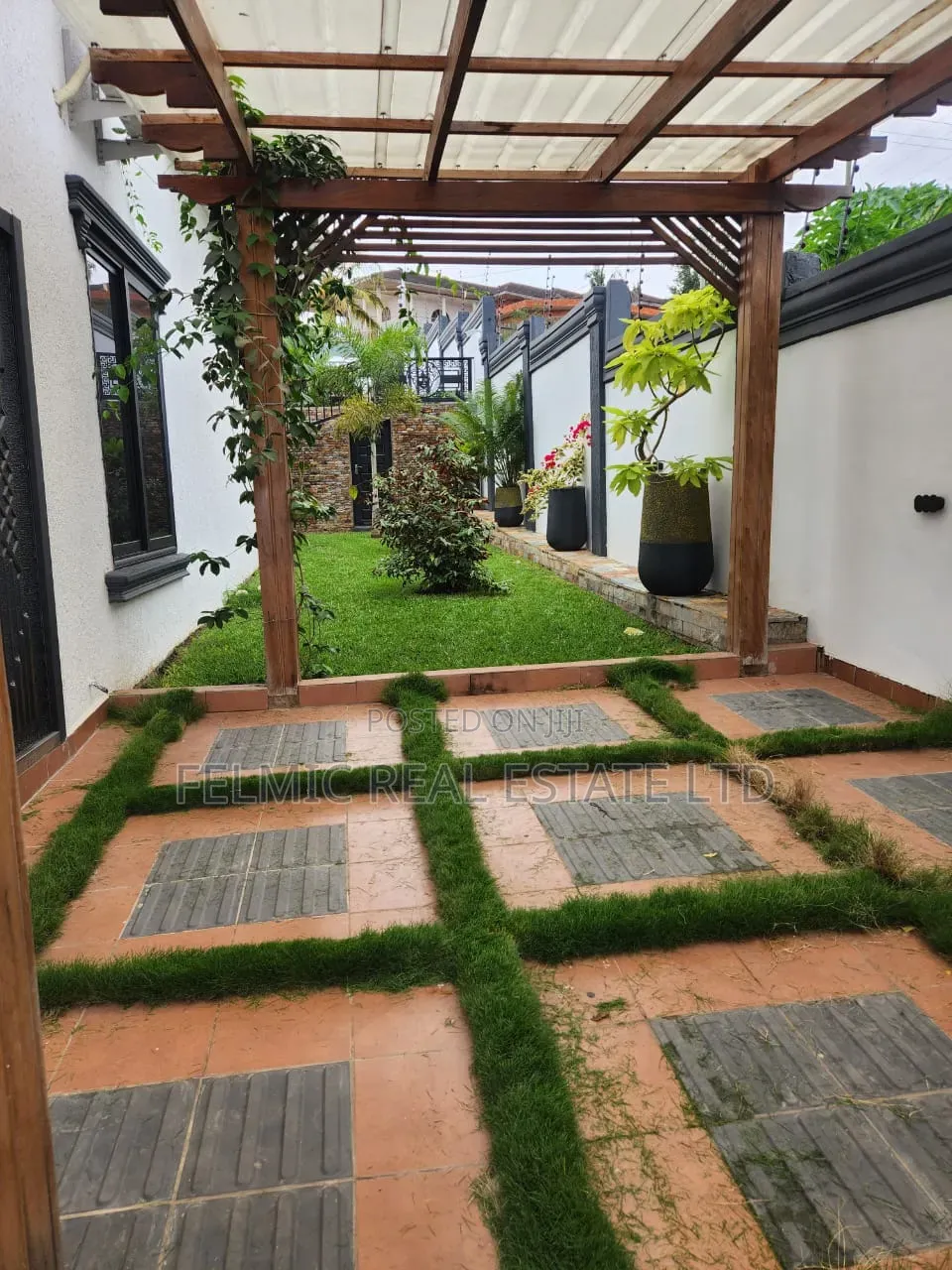 4bdrm Duplex in Felmic Real Estate, McCarthy Hill for sale in McCarthy Hill