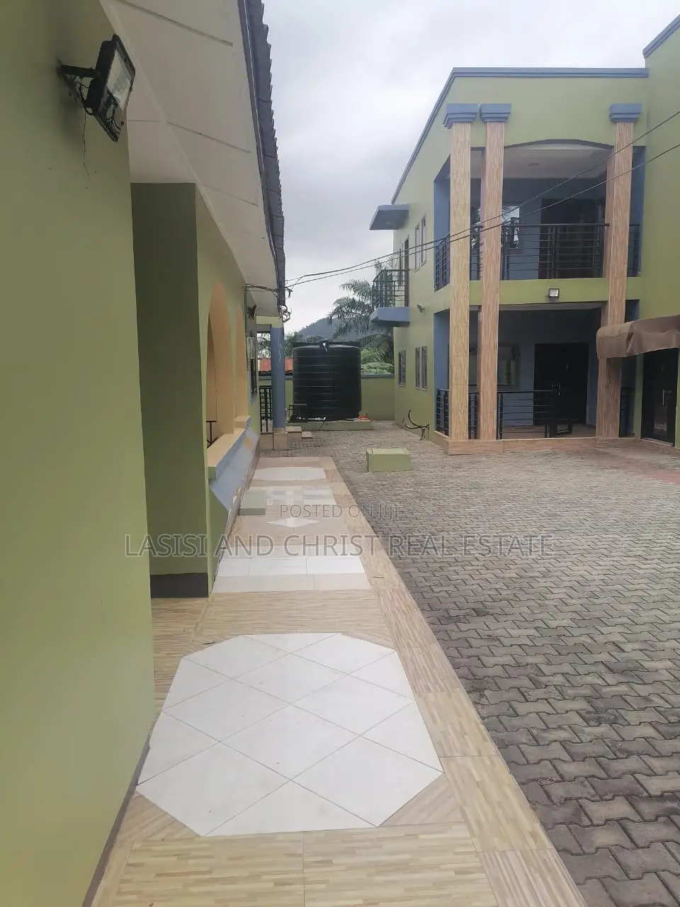 6bdrm Mansion in Lasisi And Christ, Amasaman for rent in Amasaman