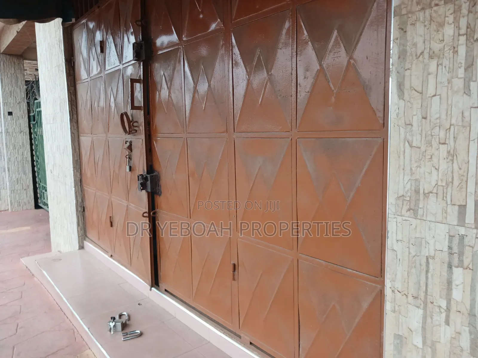 Spintex Road Baatsona:- Shop for Rent in Coca Cola