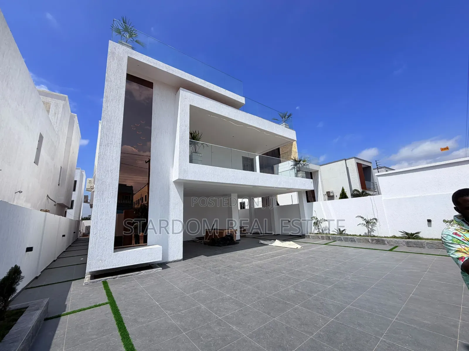 5bdrm Duplex in Ashaley Botwe, School Junction for sale in School Junction