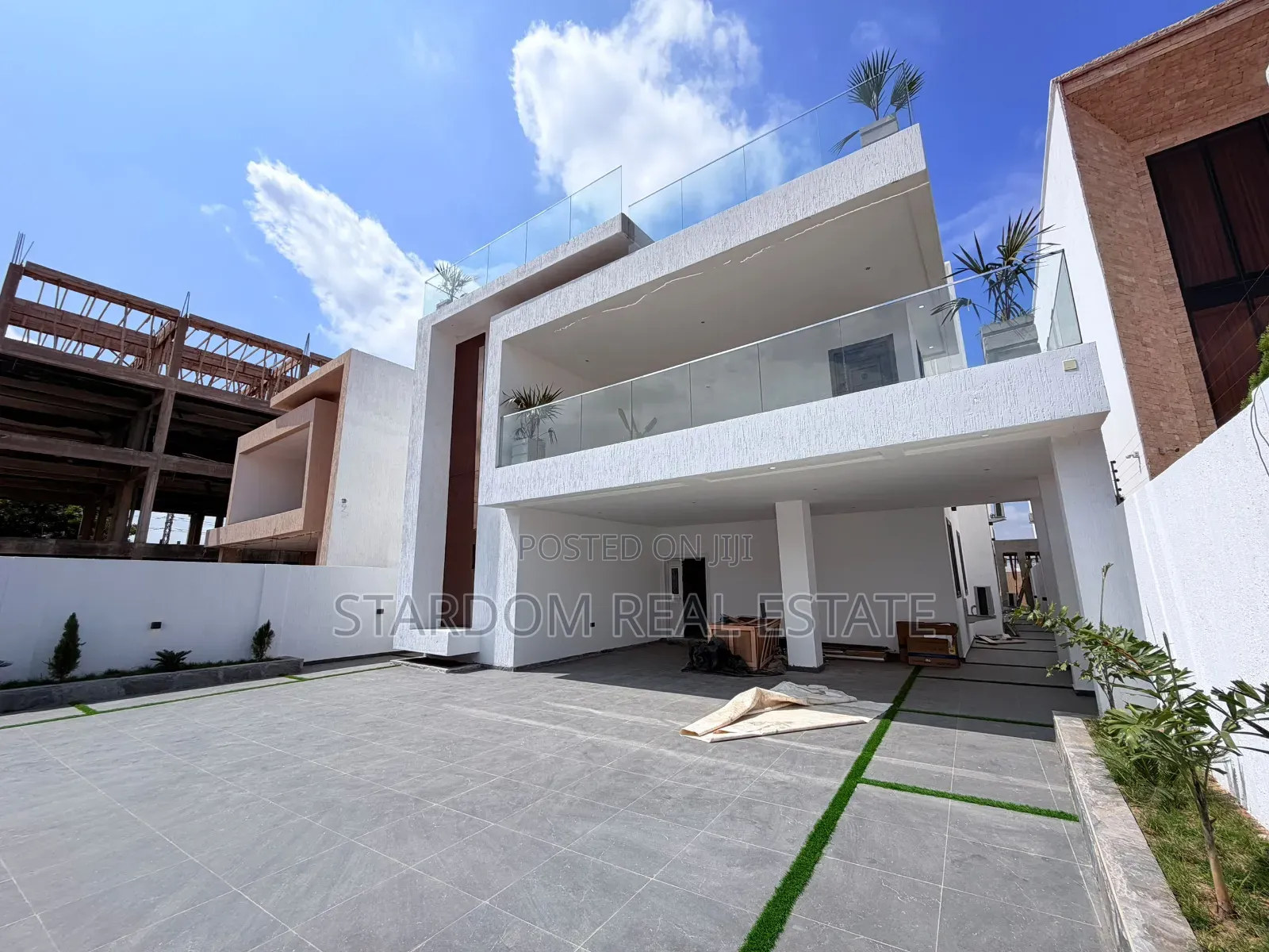 5bdrm Duplex in Ashaley Botwe, School Junction for sale in School Junction