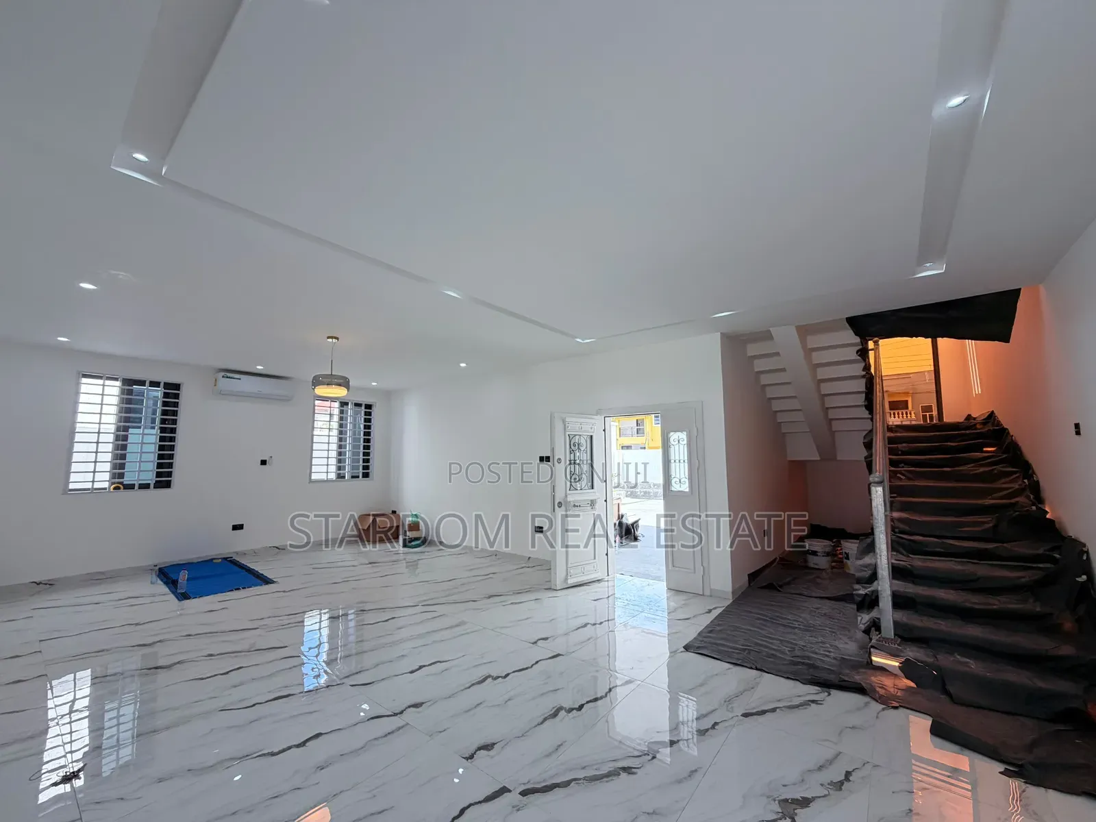 5bdrm Duplex in Ashaley Botwe, School Junction for sale in School Junction
