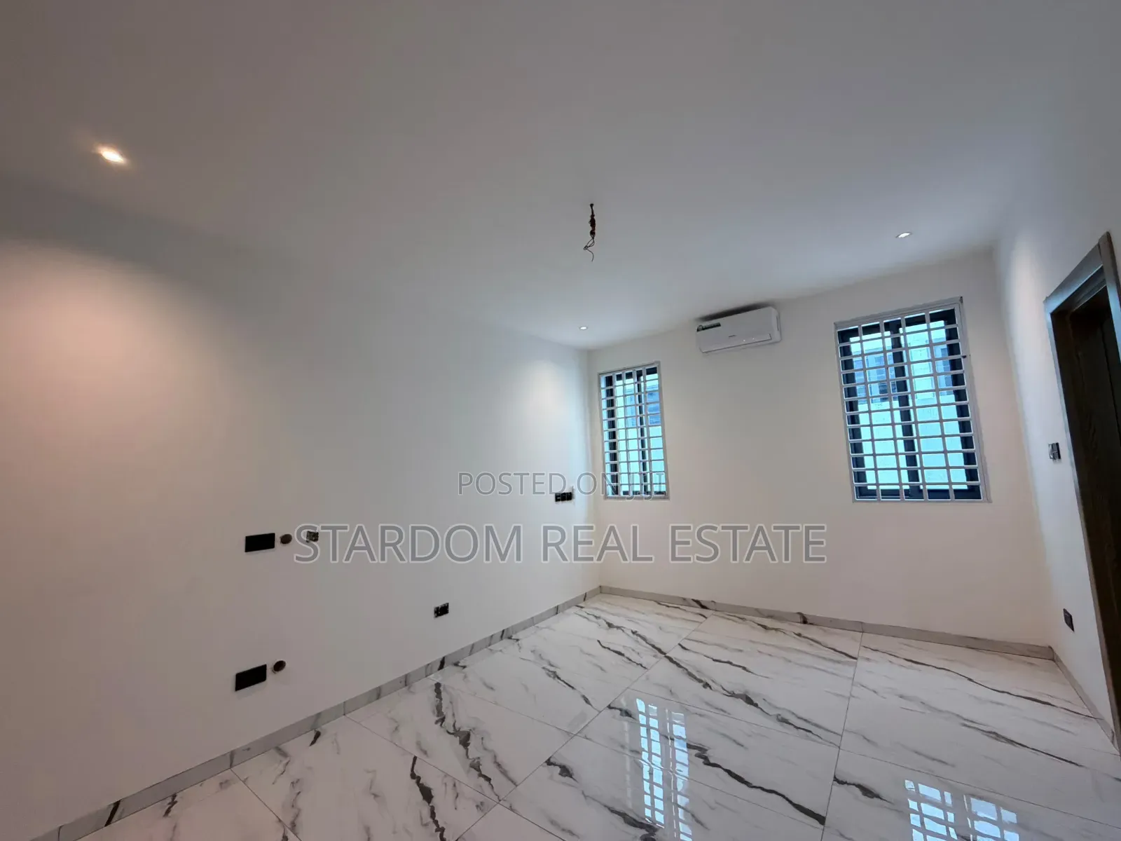 5bdrm Duplex in Ashaley Botwe, School Junction for sale in School Junction