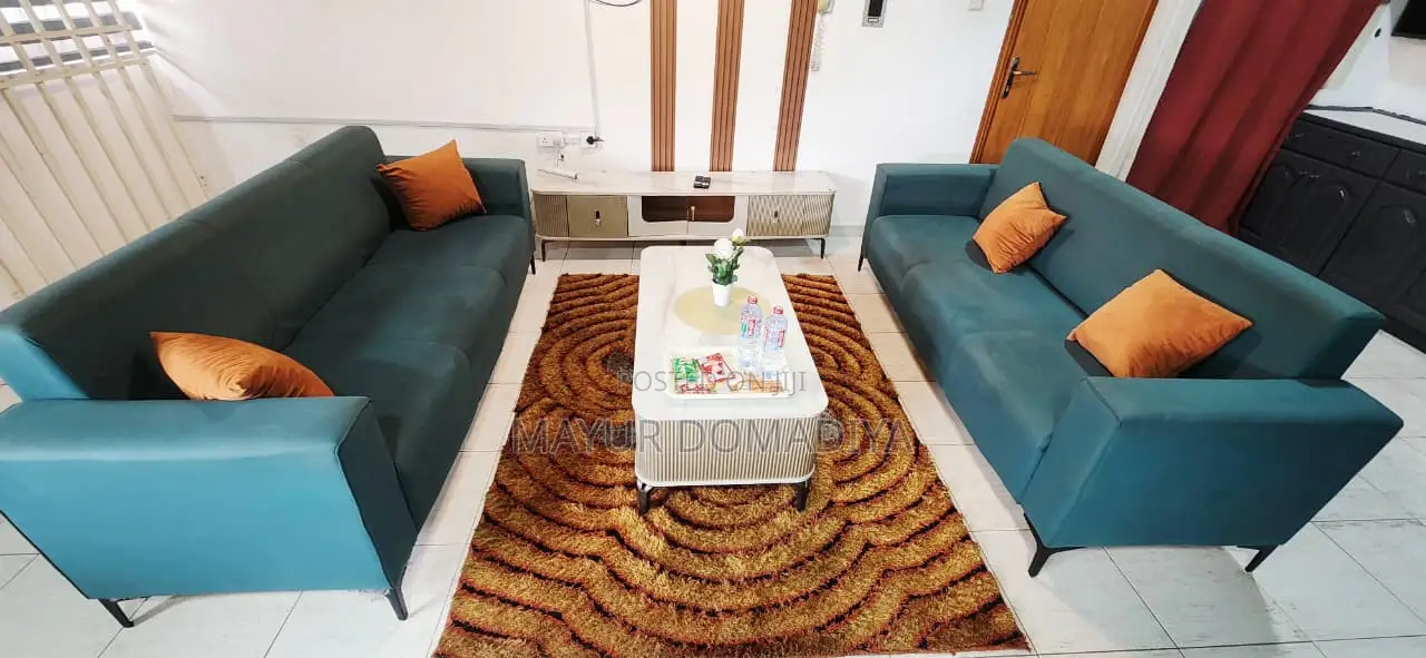 Bright Roomy 1-Br Apartment Large Living Room in A&C Mall Area