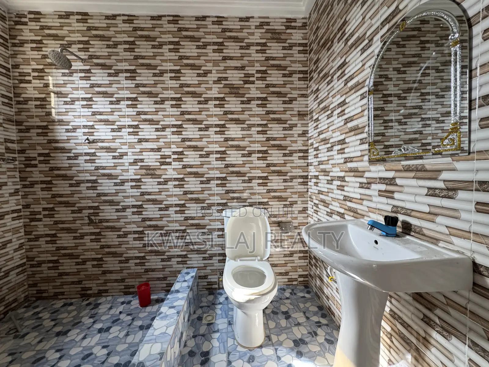 3bdrm Apartment in Inside New Bortianor, Weija for rent in Weija