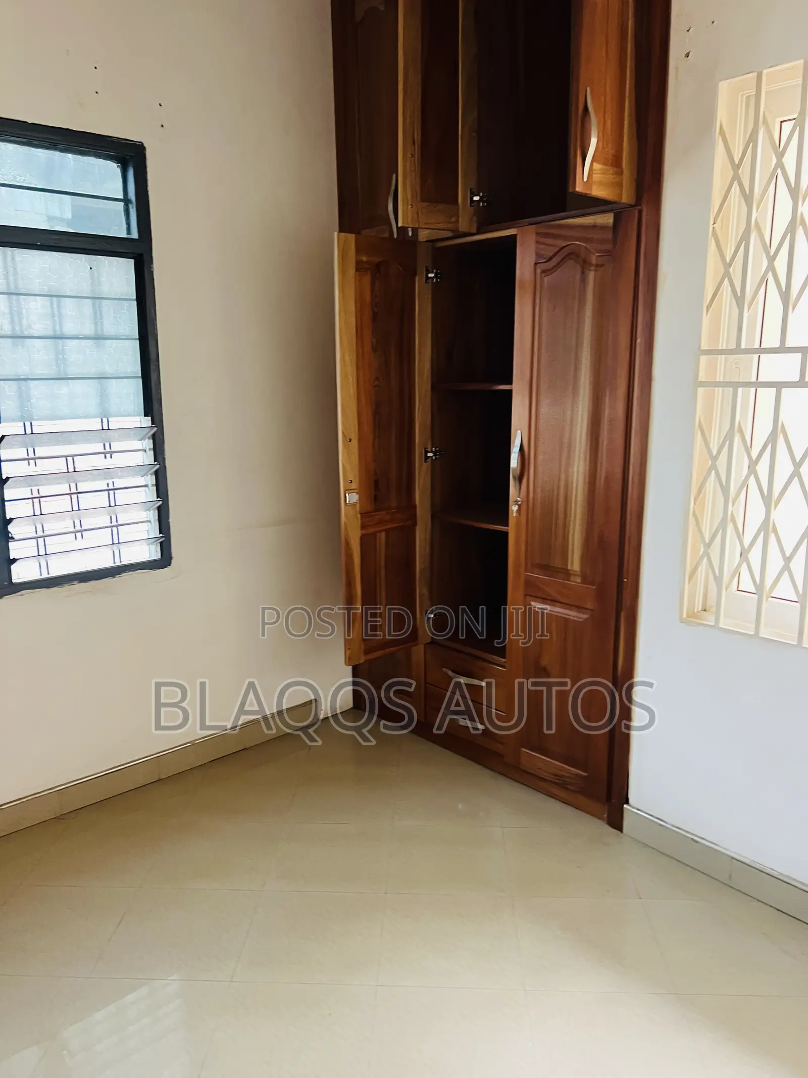 Furnished 5bdrm House in Lakeside for sale in Lake Side Estate