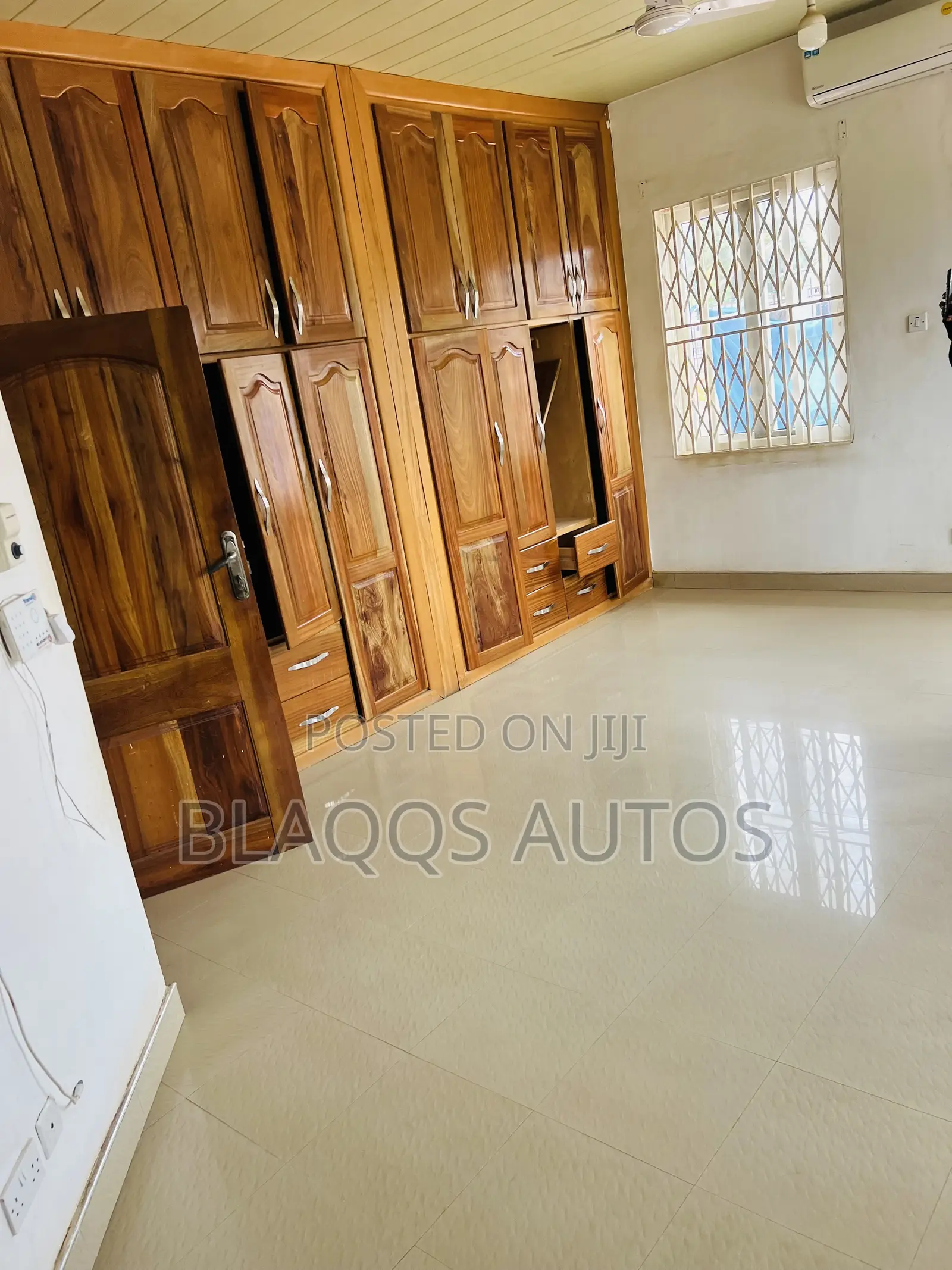 Furnished 5bdrm House in Lakeside for sale in Lake Side Estate