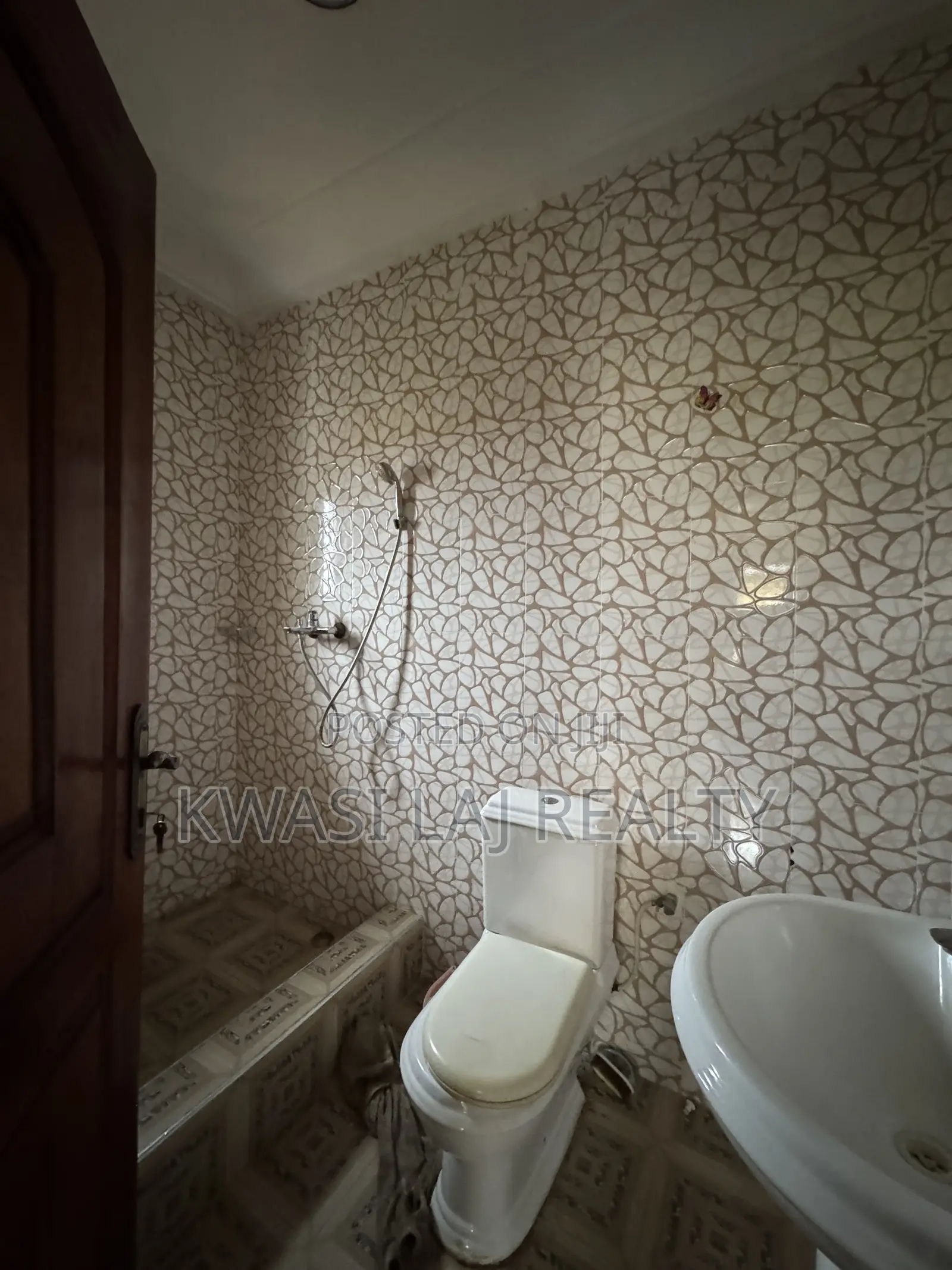 3bdrm Apartment in Blockfactory, Weija for rent in Weija