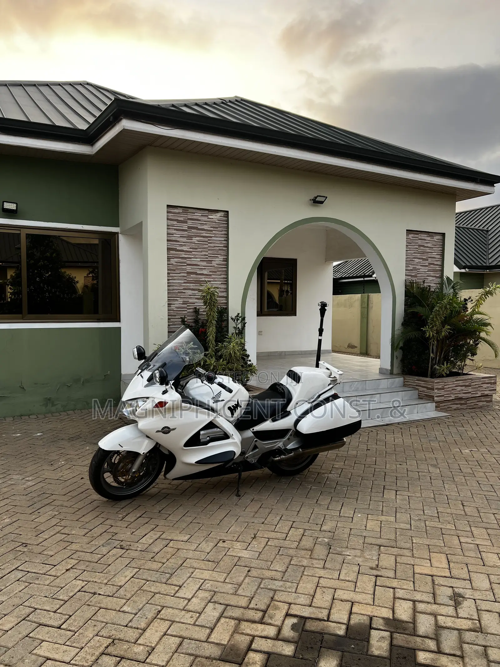Furnished 4bdrm House in Lakeside Estate, Ashaley Botwe for sale in Ashaley Botwe