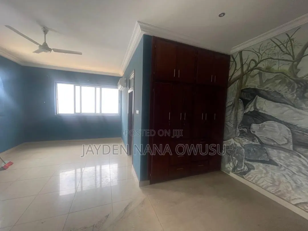 8bdrm House in Osu for sale in Osu