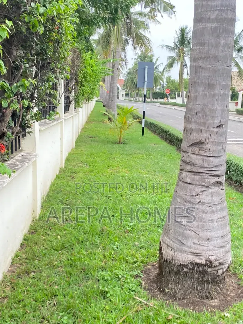 5bdrm Mansion in Arepa Homes, School Junction for sale in School Junction