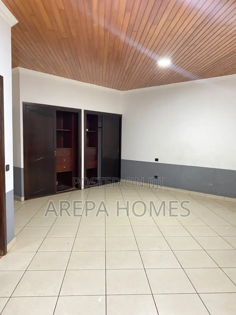 5bdrm Mansion in Arepa Homes, School Junction for sale in School Junction