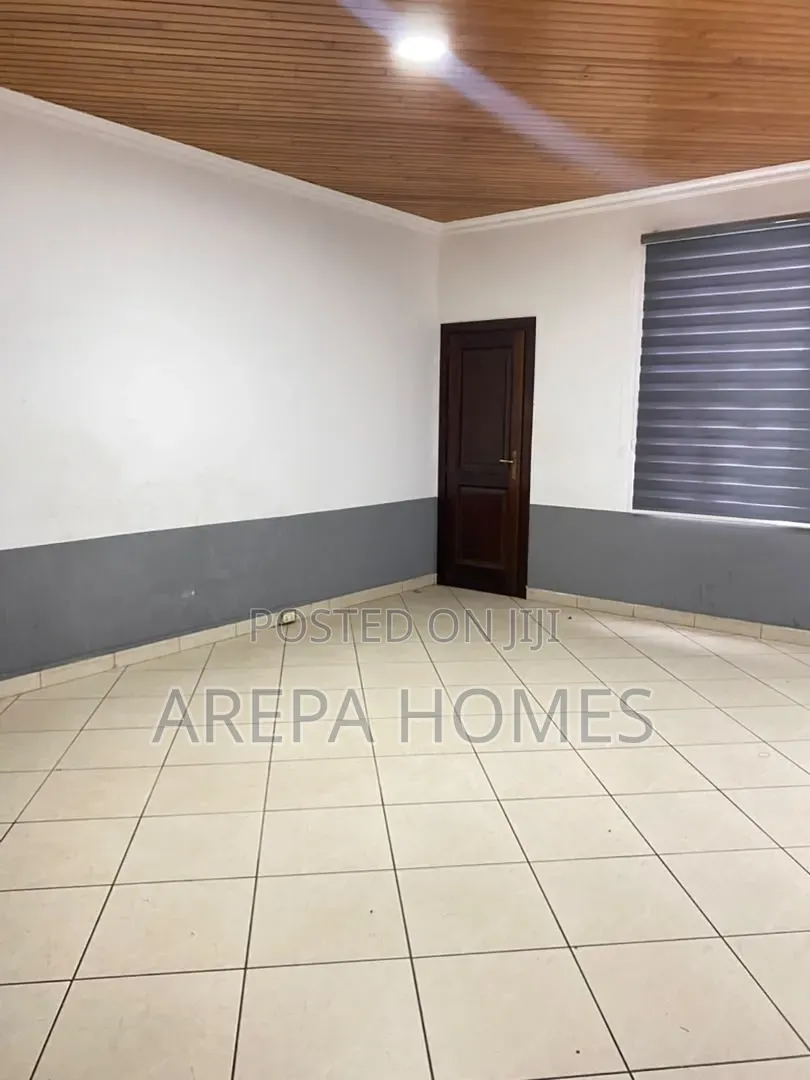 5bdrm Mansion in Arepa Homes, School Junction for sale in School Junction