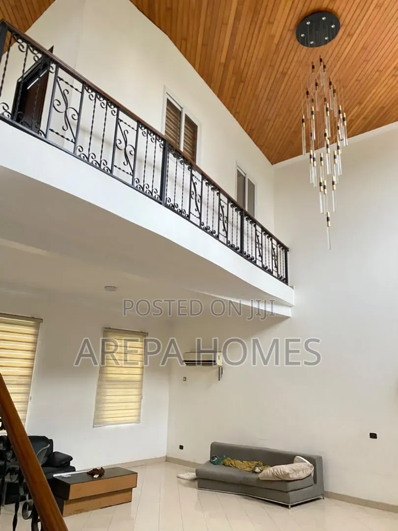 5bdrm Mansion in Arepa Homes, School Junction for sale in School Junction