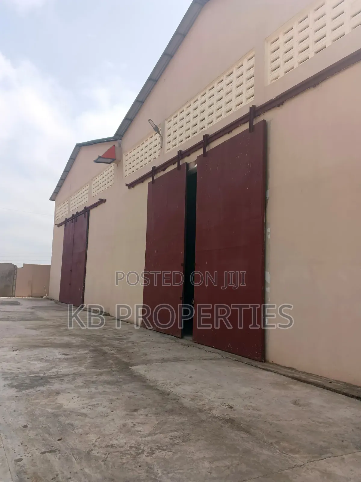 Warehouse for Rent in Baatsona Total