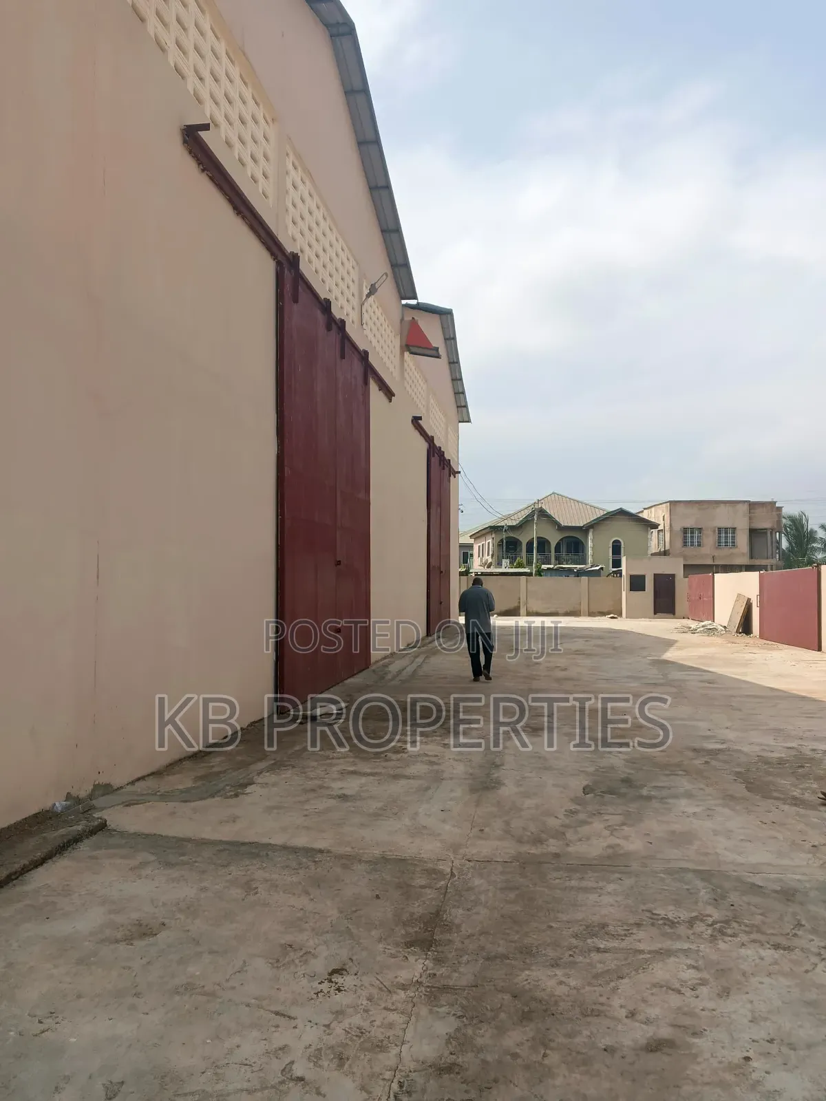 Warehouse for Rent in Baatsona Total