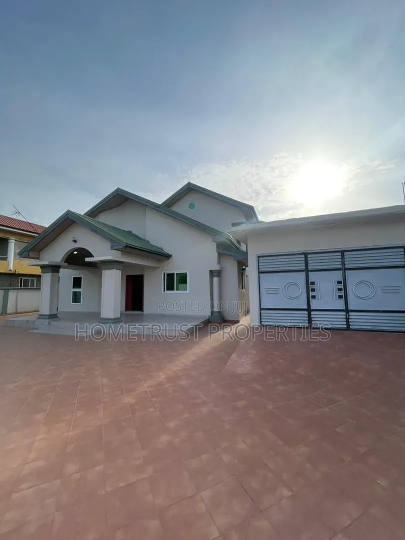 4bdrm Duplex in Tema Community 20, Sakumono for rent in Sakumono
