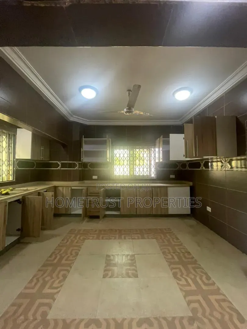 4bdrm Duplex in Tema Community 20, Sakumono for rent in Sakumono