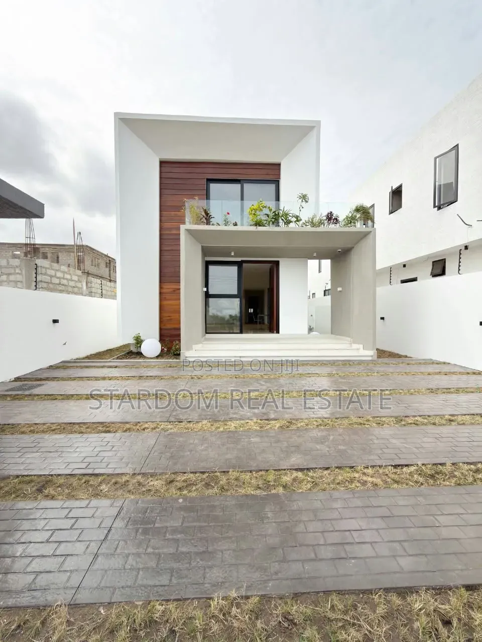 4bdrm Duplex in East Legon Hills, Boundary Road Area for sale in Boundary Road Area