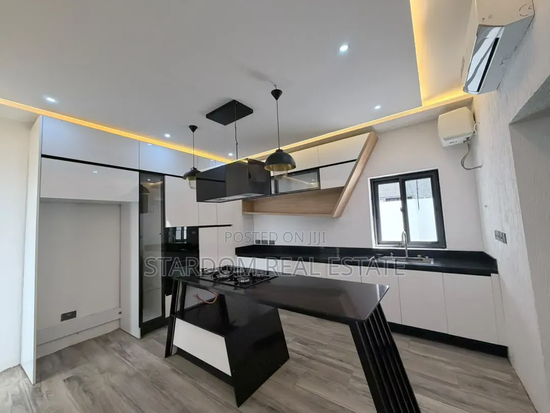 4bdrm Duplex in Ashaley Botwe, School Junction for sale in School Junction