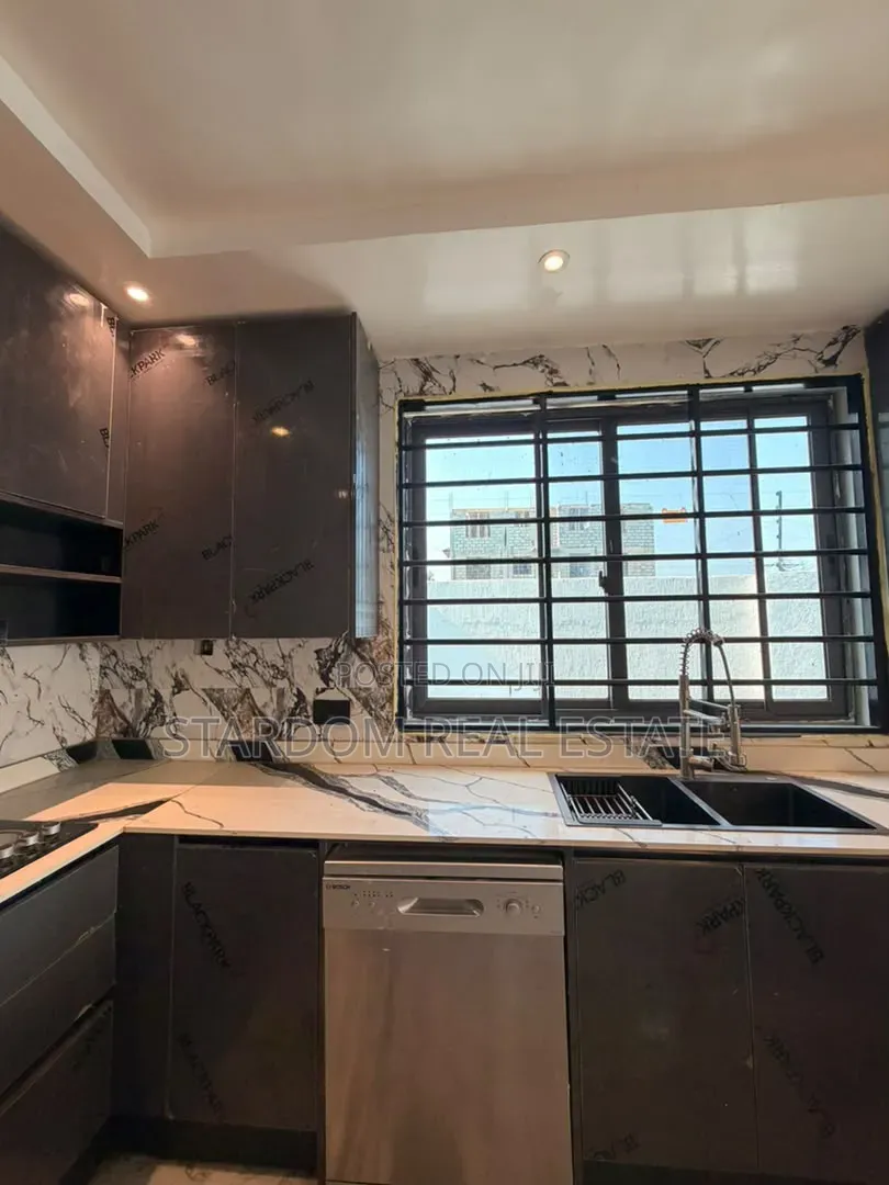 4bdrm Duplex in East Legon Hills, Lake Side Estate for sale in Lake Side Estate